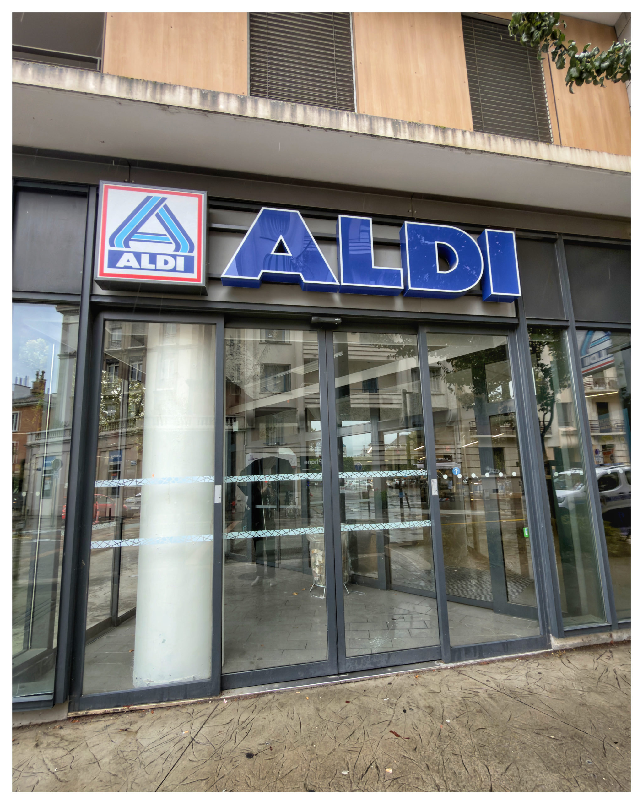 Commerce du quartier Hoche &agrave; Grenoble, hommage aux salari&eacute;s du quotidien