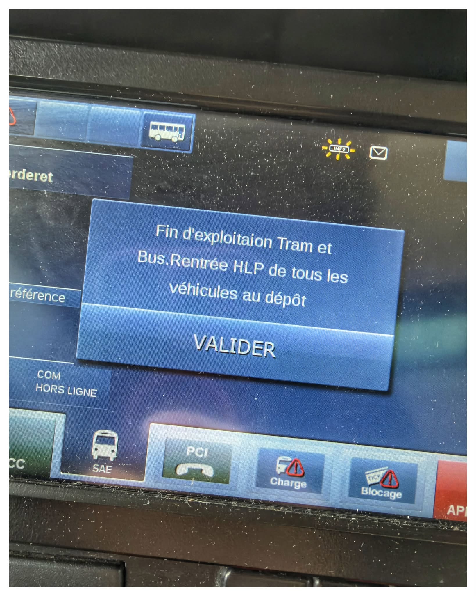 Conducteur de bus &agrave; Grenoble t&ocirc;t le matin